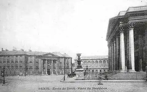 La place, côté nord-ouest, vers 1900. À droite, le Panthéon, à gauche, l'École de droit de Paris, et au fond, derrière le Panthéon, la bibliothèque Sainte-Geneviève.