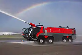 Rosenbauer Panther 8x8 en action sur l'aéroport International de Dubaï en 2005