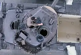 Vue en plongée d'un Char 68 en usine, on peut apercevoir le mortier éclairant entre les trappes du chef de char et du chargeur, le compartiment moteur, peint en blanc, est encore vide.