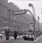 Édicule Guimard en 1967, où l'ancien nom Palais-Royal est présent.