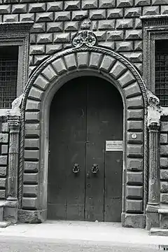 Détail du portail d'entrée, photo de Paolo Monti, 1969.