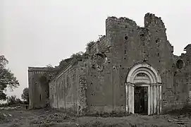 Les ruines de l'église de Santa Maria di Falleri, telles que présentées en 1972 avant la restauration, sur une photo de Paolo Monti.