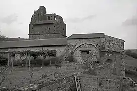 Photographie en noir et blanc d'un bâtiment médiéval partiellement ruiné.