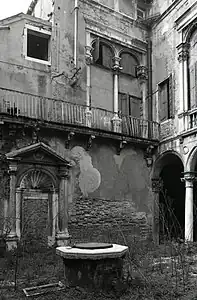 La cour intérieure sur une photo de Paolo Monti de 1977.