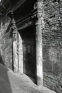 Le portail d'entrée, sur une photo de Paolo Monti de 1977.