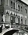 Le pont Maravegia et la façade du bâtiment. Photo de Paolo Monti, 1969.