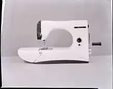 Machine à coudre Mirella conçue par Marcello Nizzoli pour Necchi