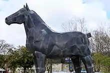 Le Paotr Mad, sculpture en bronze d'un cheval breton sur une place de Landivisiau