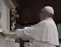 Le pape François remettant une rose d'or au sanctuaire de Fátima (Portugal), le 12 mai 2017.