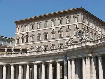 Le Palais du Vatican, « un  ensemble de constructions irrégulières, d'un aspect laid et vulgaire, sans aucune uniformité de style ».