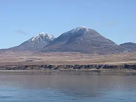 Vue de deux des Paps of Jura depuis Caol Ìla sur Islay.