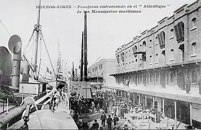 Embarquement à Buenos Aires (Argentine) des passagers de l'Atlantique vers 1905.