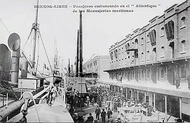 Embarquement à Buenos Aires (Argentine) des passagers de L'Atlantique vers 1905.