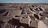 Panorama de Paquimé : des ruines d'habitations en terre séchée sont visibles depuis le premier plan jusqu'à l'arrière-plan.