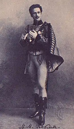Michel Fokine en habit pour jouer le rôle de Lucien d'Hervilly dans Paquita. St. Pétersbourg, 1898