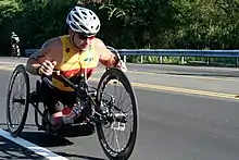 un triathlète handisport sur son vélo à main lors d'un triathlon