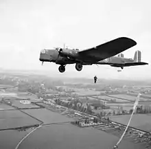 Photographie en noir et blanc d'un bombardier en plein vol