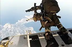 Légionnaires au cours d'un saut à haute altitude.