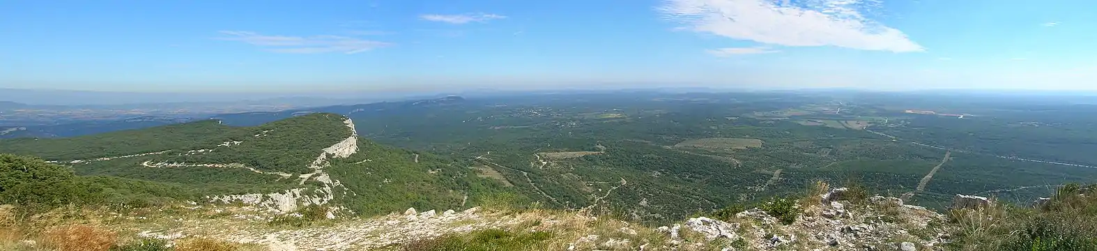 Vue vers le nord et vers l'est sur la vallée du valat de Seguissous, depuis le mont BouquetVers la gauche, la D607 au col du Bourricot puis le Clergue et le Seynette. Sur la droite, la D6 à l'est.