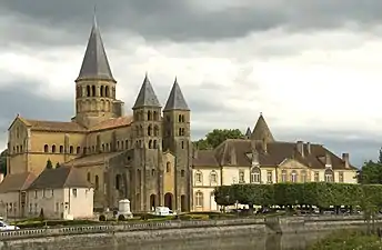 Palais abbatial et basilique du Sacré-Cœur de Paray-le-Monial.