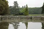 Pont d'accès à la cour d'honneur du château, emplacement aujourd'hui occupé par une roseraie.