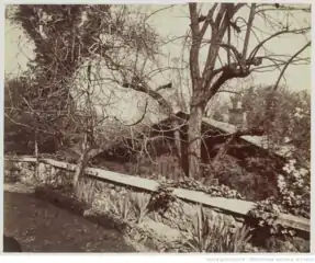 Un des chalets du parc Delessert vu de la rue Raynouard avant 1900.