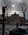 Porte monumentale en pierres de taille sculptées, avec en médaillon la tête d'un cheval. Il n'y a plus de mur de clôture de part et d'autre.