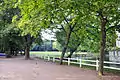 Accès au parc du château par la gauche.