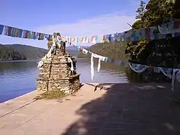 Chorten sur le lieu de l'ancien temple Pu Dacu Manjusri, au bord du lac Bita