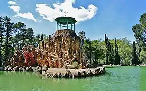 La gloriette et le lac du parc.