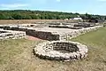 Vue rapprochée de la margelle circulaire en pierre d'un puits.