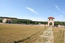 Vue générale d'une villa antique reconstituée : enceinte et porche d'entrée.