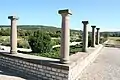 Vue d'un mur portant des colonnes.