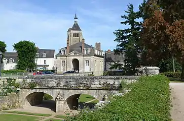 Parc du château de Châteauneuf avec en arrière-plan l'église.