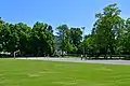 Les terrains de basket et de pétanque du sud de la place.