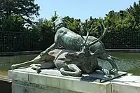 Un Limier terrassant un cerf, crachant de l'eau (1687), les Cabinets des combats des animaux, à la fontaine du Point du Jour, parc de Versailles.