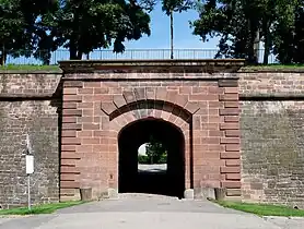 Citadelle- porte, mur d'escarpe, fossé- porte, fossé