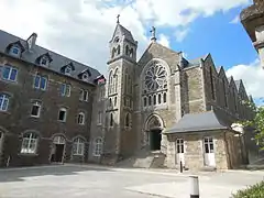 Le couvent dans la partie haute avec la chapelle.