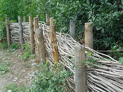 Clôture utilisant la technique du fagotage.