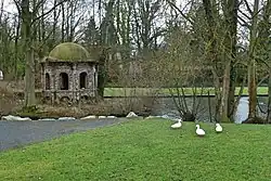 Vestige de la chapelle sur l'île du domaine de l' Abbaye Saint-Calixte.