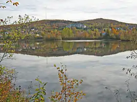 Vue des pics Bellevue et John-S.-Bourque au-delà de la rivière Magog.