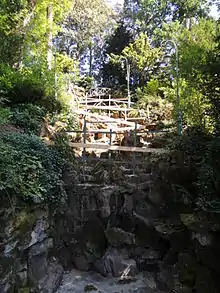Cascade du parc du Thabor avec des étais, en vue de sa restauration.