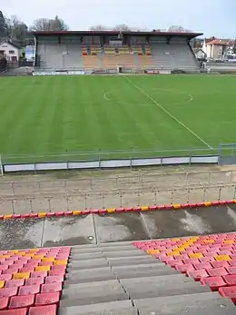 Stade avec vue sur la tribune principale.