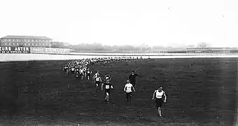 Départ du marathon des amateurs au Parc des Princes à Paris le dimanche 15 octobre 1905.