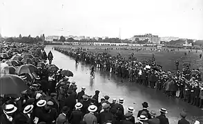 Arrivée du Tour de France sous la pluie le 28 juillet 1912 au Parc des Princes à Paris.