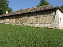 Ferme du Parcot : mur en torchis de la grange.