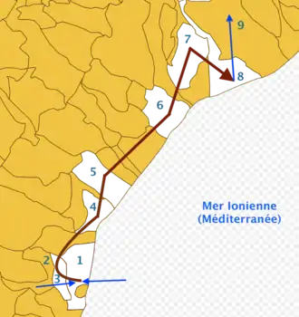 Carte symbolisant le parcours des insurgés de 1847 par des flèches rouges. Les insurgés longent ainsi la côte de la Mer Ionienne en remontant en ligne droite vers le nord.