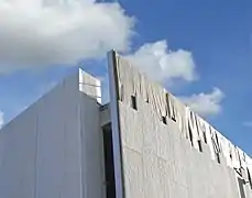 Parement lourd en béton architectonique en cours de pose dans l'Aude