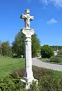 Croix de carrefour située au sud du village près du lavoir.