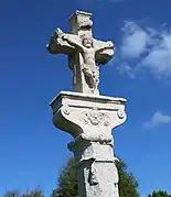 Sculpture du Christ sur la croix de carrefour située au sud du village près du lavoir.